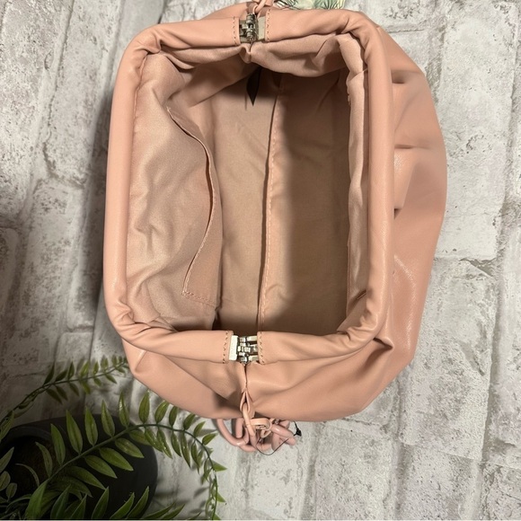 NWT BADGLEY MISCHKA Blush Pink Wrapped‎ Frame Clutch Ruched Chain Vegan Leather - Picture 4 of 8